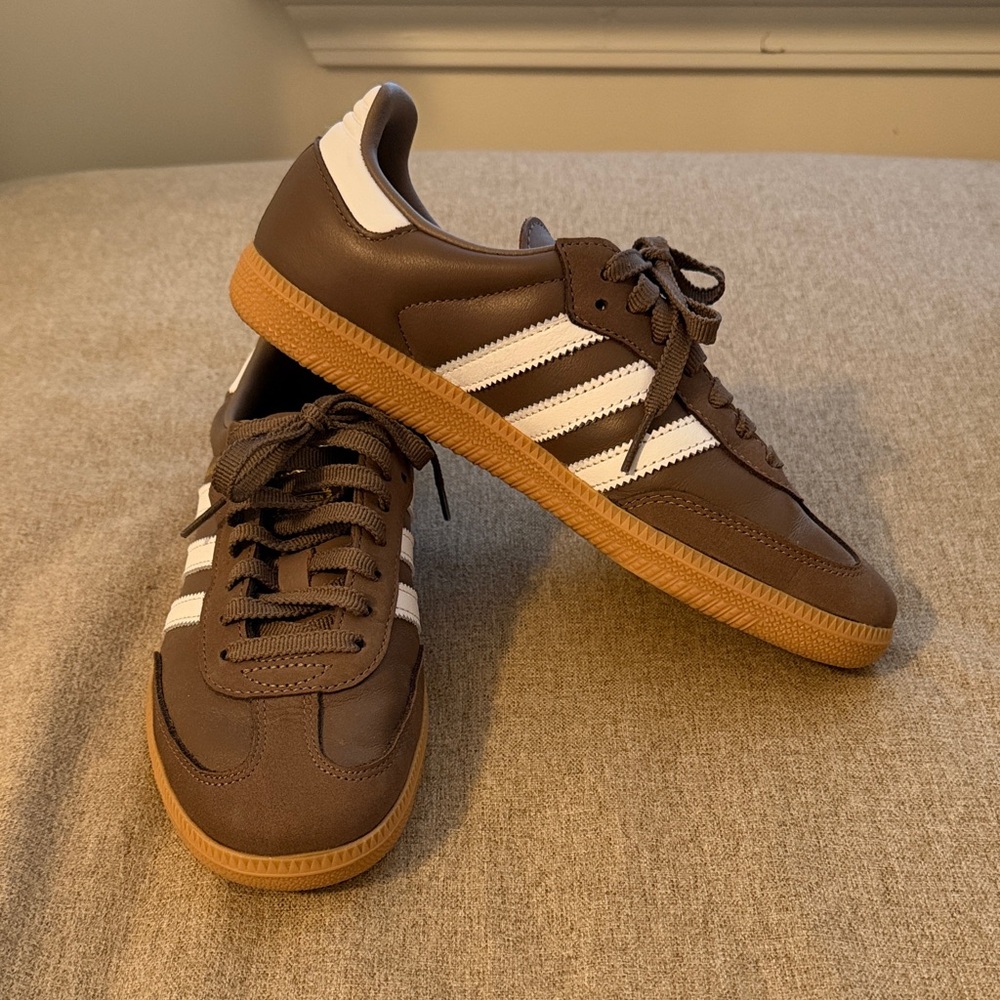 Adidas OG Samba Sneakers Sz. 7 in Earth Strata/White/Gold. Like new, worn once!